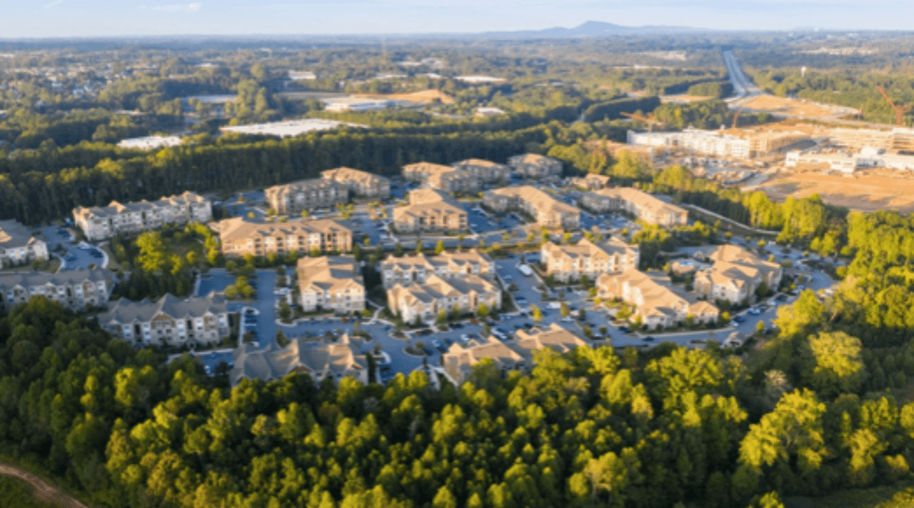<h3 class="cms-H3-H3">9. Alpharetta, Georgia</h3>
<br>
<br>👉
<b> Población de origen extranjero (2020): </b>29.1% (+5.8% desde 2016)
<br>
<br>👉
<b>Mayor grupo de inmigrantes: </b>hindúes.
<br>
<br>👉
<b>Otros grupos de inmigrantes: </b>chinos, mexicanos, coreanos.
<br>
<br>👉
<b>Población total: </b>66,566 habitantes.
<br>