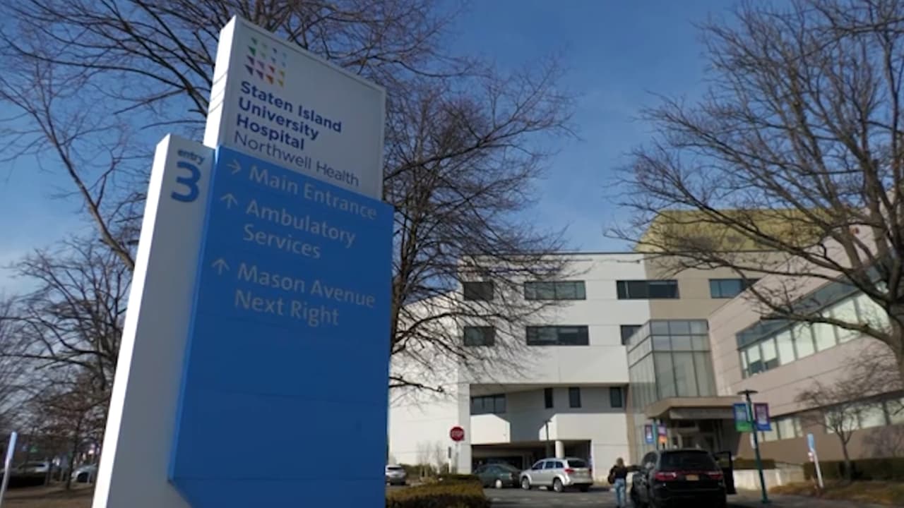 Uno de sus acompañantes, de nombre Enrique, dijo desde el hospital que
<b>Adames utilizó sus últimos momentos de vida para ayudar a los demás mientras se hundían</b>.
<br>