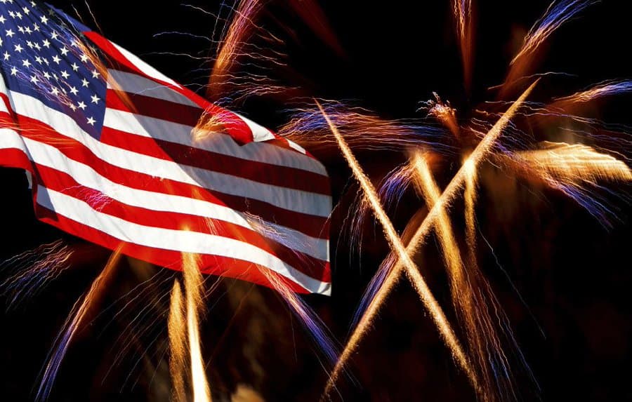 La ciudad de
<b>Grapevine</b> celebra su 38 aniversario de su despliegue majestuoso de fuegos artificiales:
<b><a href="https://gograpevine.com/event/fireworks/" target="_blank">Extravaganza</a></b>, el 4 de julio. 24 minutos del encendido de luces y colores sobre el lago Grapevine a las 9:30 PM. Las autoridades limitarán la capacidad de acceso a cada parque, por lo que le recomiendan llegar con anticipación, guardar distanciamiento social y no exceder el límite de reuniones en grupo.
<a href="https://gograpevine.com/about/parkdev/oak-grove-park-softball-complex/" target="_blank">Oak Grove Softball Complex</a> abierto sólo a tráfico de embarcación, Sand Bass y Katie’s Woods Park permanecen cerrados.