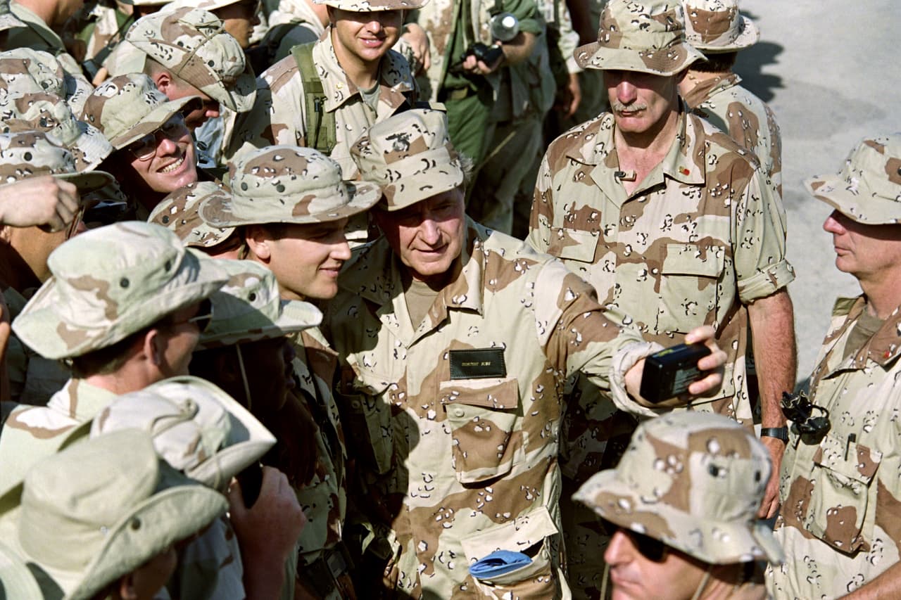<b>Selfie militar, 1993</b>. El presidente de los Estados Unidos, George H. W. Bush, se hace un selfie junto a soldados del ejército de EEUU en Somalia. La toma la hizo con una cámara instamatic, que entonces todavía cargaban rollos de película.