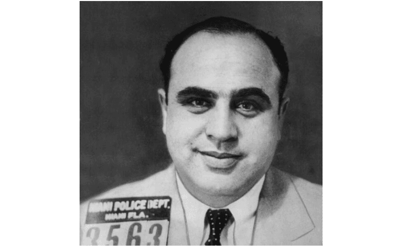 <h3 class="cms-h3-H3">Gangstermóvil presidencial.</h3>
<br>La
<b>primera <a href="http://www.univision.com/noticias/autos-y-famosos/historia-visual-de-las-limusinas-presidenciales-de-estados-unidos-fotos" target="_blank">limusina presidencial</a></b> blindada fue un Cadillac 1930 incautado por la administración de impuestos al gangster
<b>Al Capone</b>.