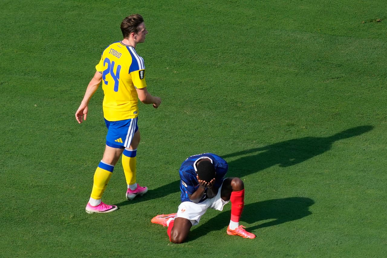 El francés Ousmane Dembélé (7) reacciona tras fallar un disparo durante el partido de dieciseisavos de final de la Copa del Mundo entre Francia y Suecia en East Rutherford, Nueva Jersey, cerca de Nueva York, el martes 30 de junio de 2026.