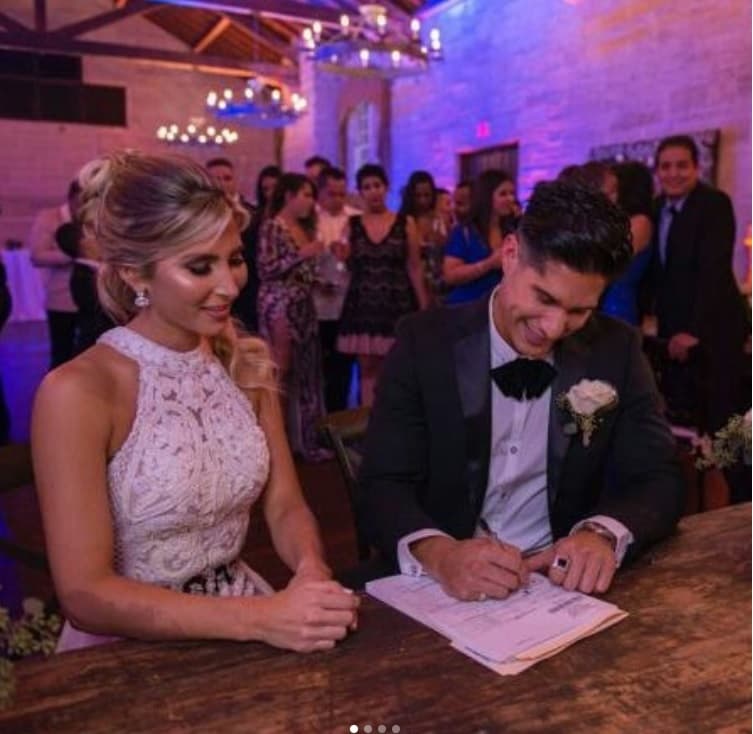 Este es el momento en el que Jesús Miranda, mejor conocido como Chyno, firmó para dejara atrás la soltería.