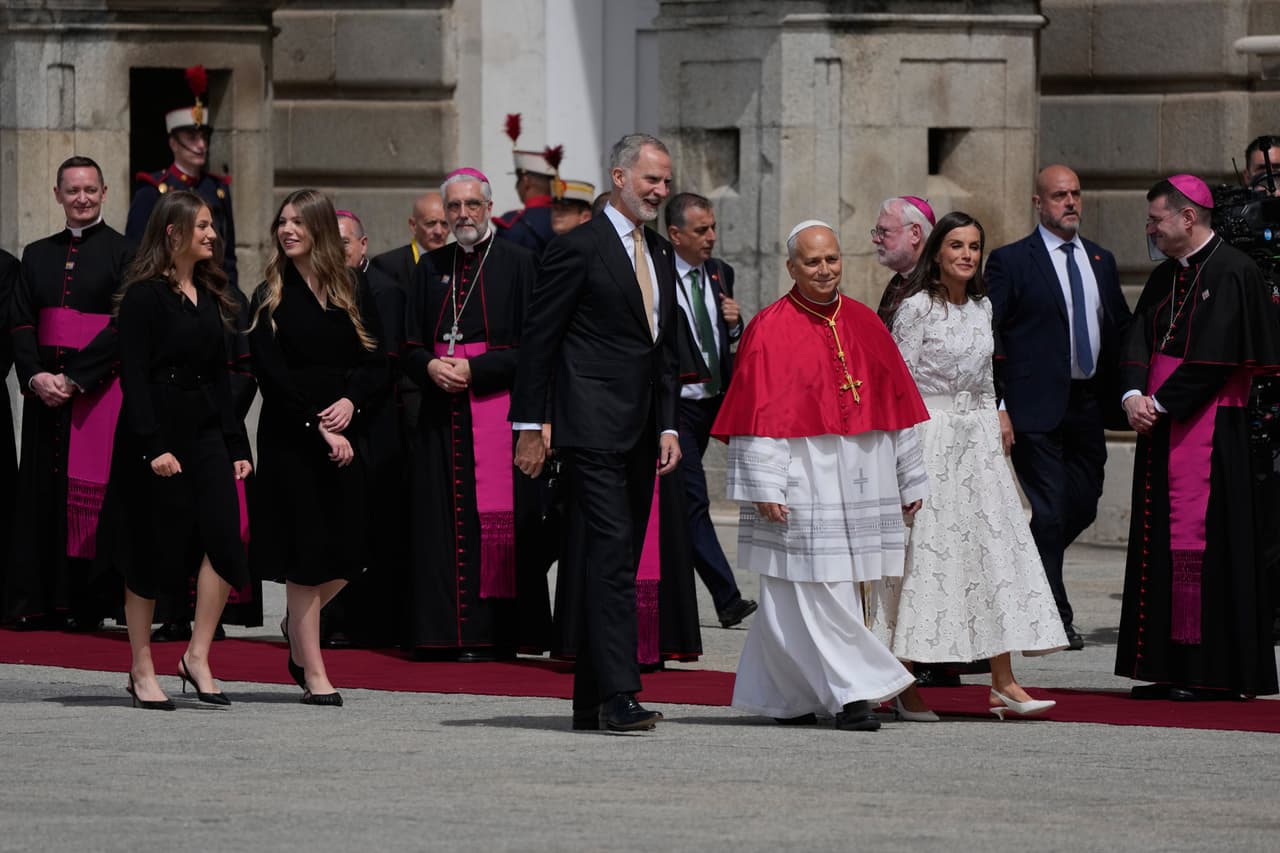 El papa León XIV es recibido por el rey Felipe VI, la reina Letizia, Leonor, princesa de Asturias, y la infanta Sofía en el Palacio Real de Madrid.