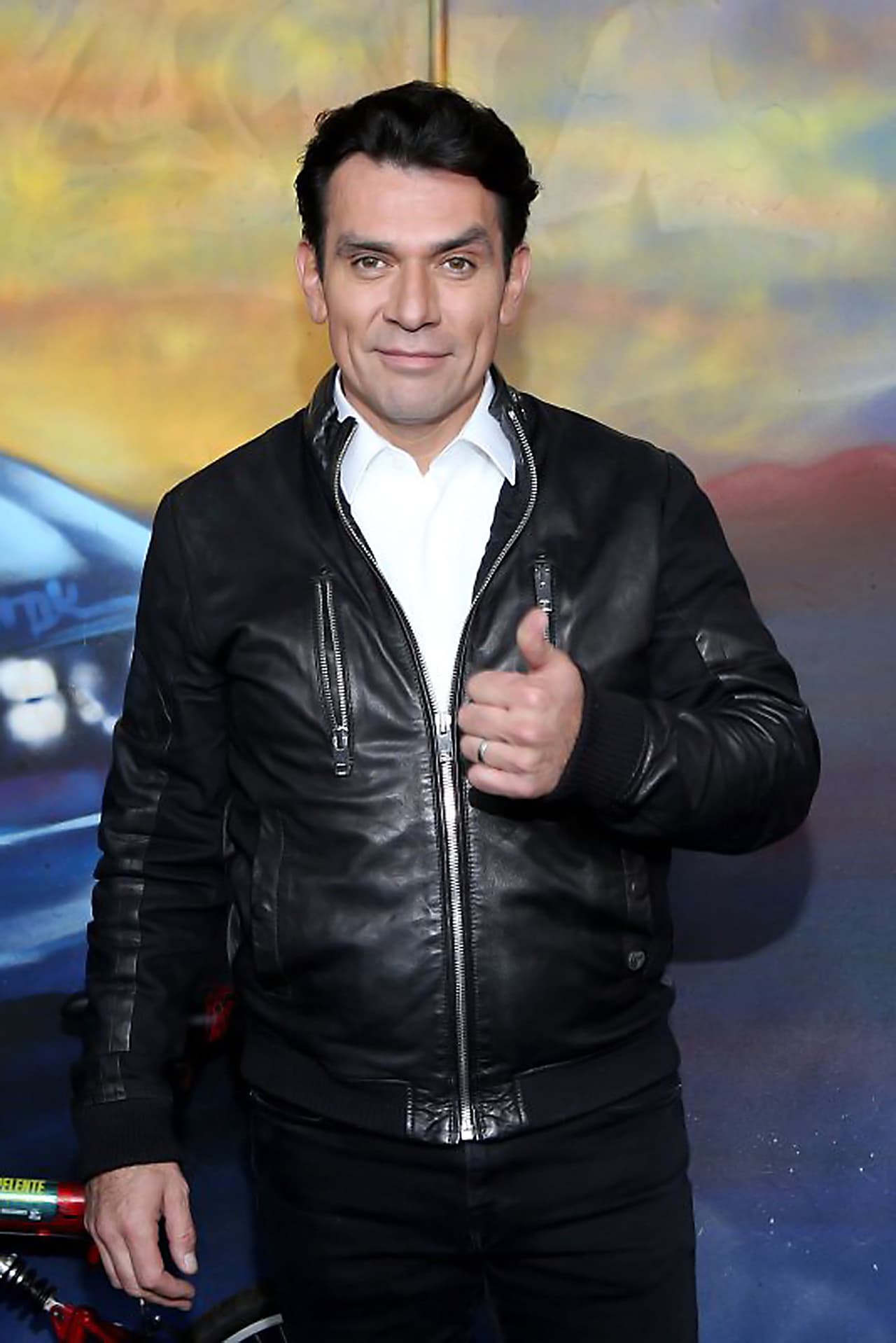 "Desde hace 25 años
<b><a href="https://www.tvnotas.com.mx/noticias-espectaculos-mexico/jorge-salinas-le-urge-una-limpia-ahora-lo-encontramos-en-silla-de" target="_blank">sufro de ciática</a></b>", dijo en aquella ocasión, "y no se imaginan el dolor que me da a la altura de las vértebras lumbares, segmentos más macizos de la columna vertebral".
<br>