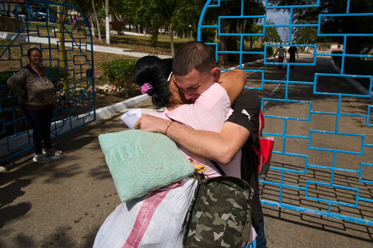 Un preso indultado abraza a un familiar tras su liberación del centro penitenciario de La Lima en Guanabacoa, Cuba, el viernes 3 de abril de 2026. (AP Foto/Ramón Espinosa)