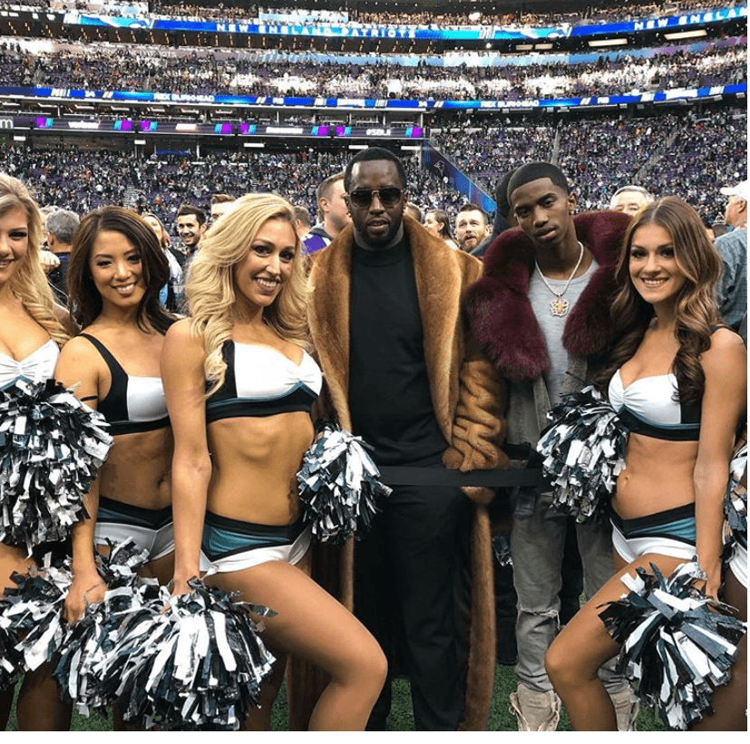 El rapero P. Diddy estuvo en el campo de juego junto con su hijo y no perdió oportunidad de tomarse una fotografía con las porristas de las Águilas de Philadelphia.