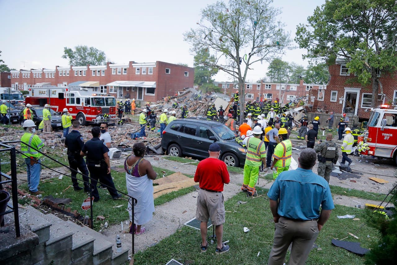 Kevin Matthews, un vecino de la zona, dijo al diario The Baltimore Sun que pudo escuchar a niños gritando “¡Ayúdennos! ¡Estamos atrapados!”.