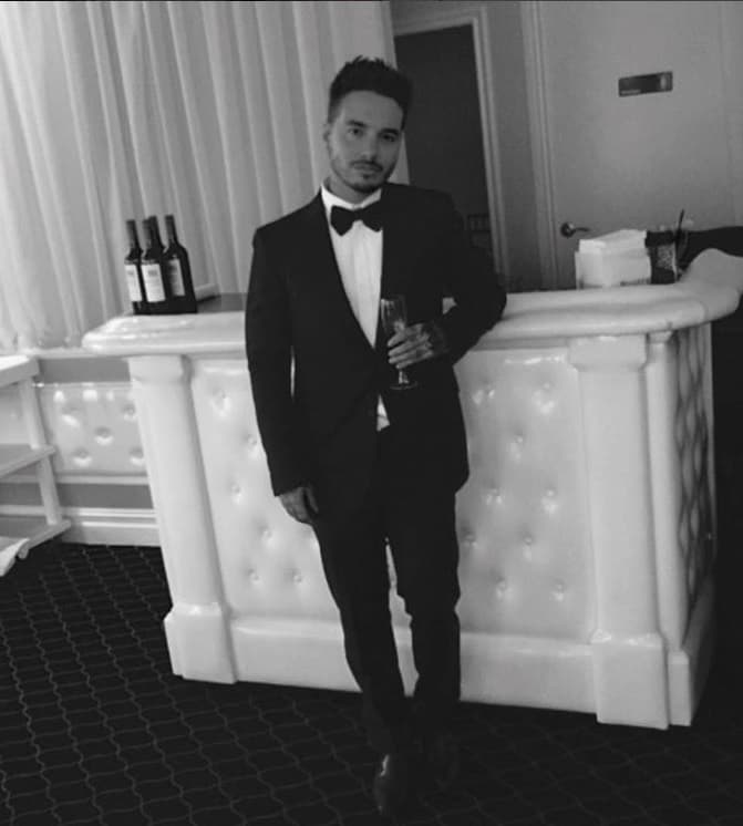 De smoking y listo para cualquier gala...