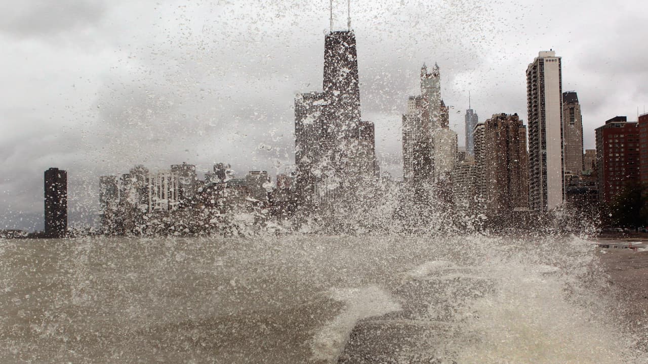 Olas inundan Montrose Beach y provocan cierre temporal de sendero junto al Lago Michigan