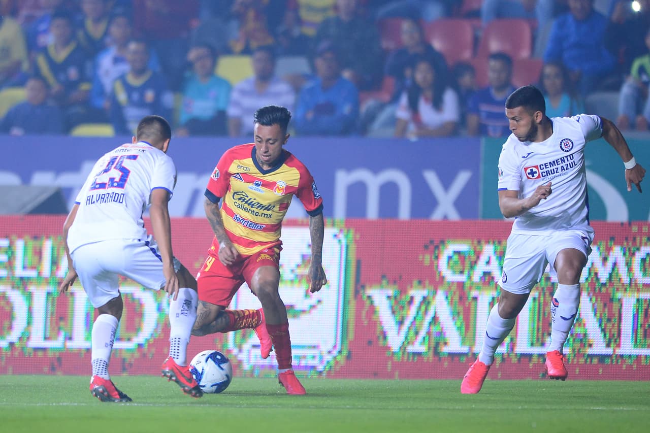Martín Rodríguez se lleva por velocidad al jugador de Cruz Azul Roberto Alvarado.