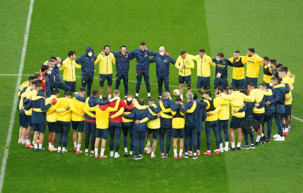Unai Emery se encargó de hablar con todo el equipo antes de iniciar con los entrenamientos de cara a la final de la UEFA Europa League. Los jugadores del 'Submarino Amarillo' se mostraron alegeres y concentrados durante el calentamiento en el Arena Gdansk.