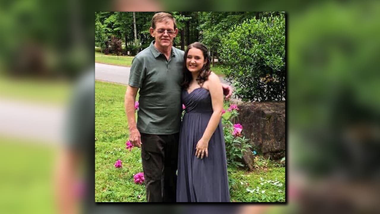 Jeanna Renee Triplicata, de 18 años y el instructor Nick Esposito, de 35 años, murieron luego de que sus paracaídas no desplegarán durante el primer un salto en pareja, ambos estaban unidos a una plataforma de paracaídas.