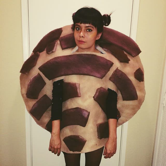 Sydney, cuya abuela materna es originaria de Zacatecas, México, dice que sus disfraces—como esta concha de chocolate—son un homenaje a sus raíces hispanas y le recuerdan a la niñez.