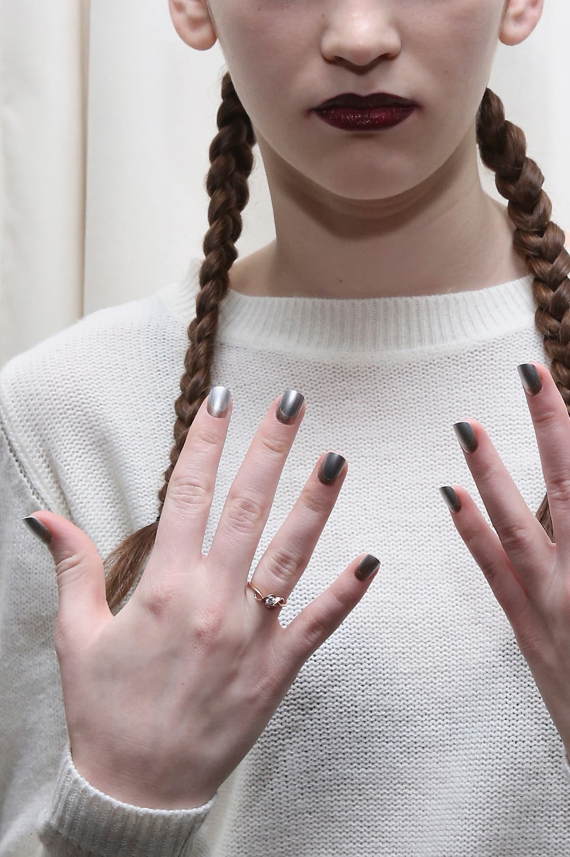 <b>1. Balas de plata.</b> El plateado está presente en las prendas de varias
<a href="http://en.vogue.fr/fashion/fashion-inspiration/diaporama/fwah2016-fall-winter-2016-2017-trends/26545#tendance-mode-automne-hiver-2016-2017-argent-brillant">colecciones</a> de otoño invierno como la de: Balenciaga, Dolce & Gabbana y Michael Kors Collection, por lo que parece que la próxima temporada todo brillará. El toque futurista de los barnices plateados están presentes en acabados mates y brillantes. Los tonos plata van desde los más claros hasta los más profundos.
<br>