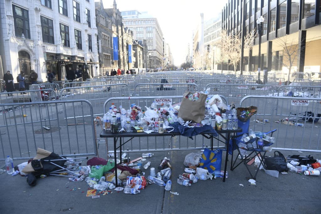 Los
<b>residuos se concentraron principalmente en los alrededores del Capitol One Arena</b>, donde el presidente Trump ofreció un discurso.