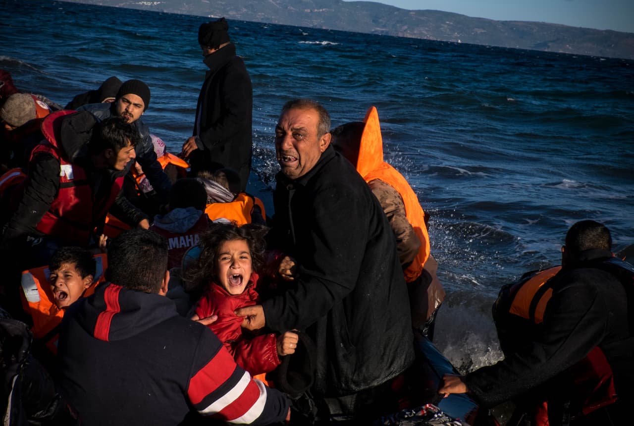 <b>Capítulo 1. Amor y muerte en Lesbos.</b> Los gritos de terror se escuchan en la noche de luna. Las olas embravecidas golpean las piedras y el bote lleno de refugiados procedente de la costa de Turquía. Nico y Fiorella se lanzan por el oscuro barranco, los gritos arrecian al compás del oleaje. Los socorristas voluntarios españoles esquivan las piedras y los árboles hasta llegar al lugar preciso de la isla griega de Lesbos donde evitar otra tragedia. Sus compañeros amarran una cuerda a los vehículos y, en medio del caos y los llantos, empiezan a sacar a los bebés y a los niños más pequeños.
<b><a href="http://huelladigital.univisionnoticias.com/crisis-refugiados-javier-bauluz/capitulo-1/">(VER ESPECIAL COMPLETO).</a></b>
<br>