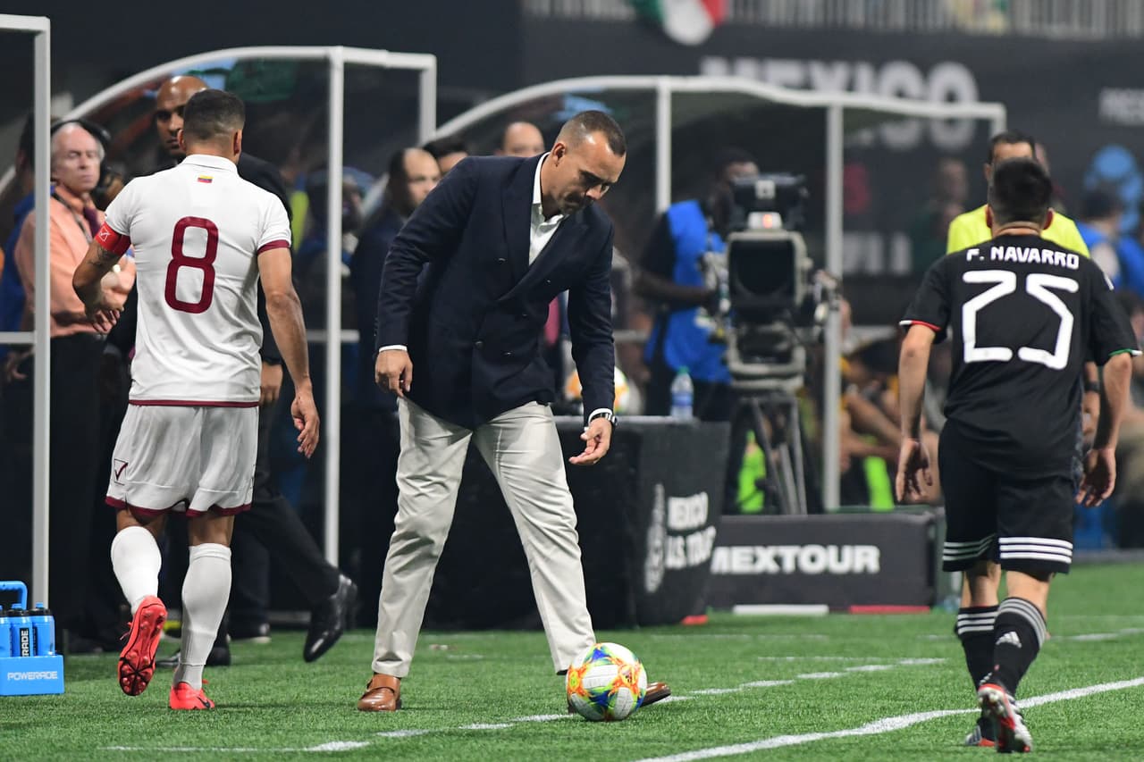 El partido se reanudó y de inmediato estaba dejando intranquilo a Rafael Dudamel, técnico de la Vinotinto.