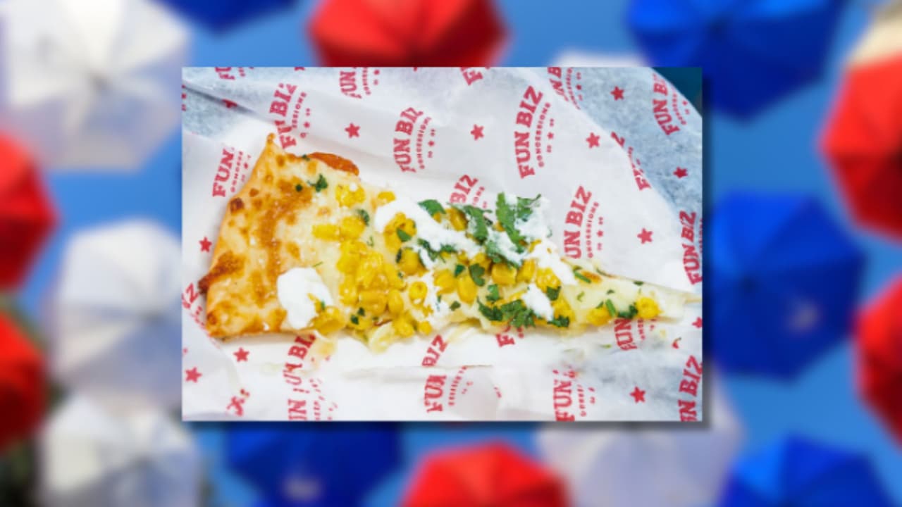 La Feria Estatal de Texas ha revelado sus nuevos platillos para 2024, prometiendo una experiencia culinaria única. Entre las innovaciones destaca
<b>una increíble pizza de esquites</b>: una corteza carbonizada cubierta con
<b>mayonesa de chipotle, maíz amarillo, chile en polvo, cilantro fresco y queso cotija</b>. ¡Un festín que no querrás perderte!