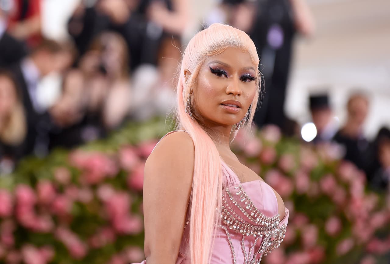 <b>Puesto 18: Nicki Minaj, cantante</b>.
<br>
<br>
<b>244.8 millones de seguidores en redes sociales.</b>
<br>
<br>
<a href="https://www.instagram.com/nickiminaj/"><u>Instagram</u></a>: 142 millones de seguidores.
<br>
<br>
<a href="https://www.facebook.com/nickiminaj"><u>Facebook</u></a>: 48 millones de seguidores.
<br>
<br>
<a href="https://www.youtube.com/channel/UC3jOd7GUMhpgJRBhiLzuLsg"><u>Youtube</u></a>: 22.9 millones de seguidores.
<br>
<br>
<a href="https://twitter.com/NICKIMINAJ"><u>Twitter</u></a>: 22.2 millones de seguidores.
<br>
<br>
<a href="https://www.tiktok.com/@nickiminaj?lang=en"><u>Tik Tok</u></a>: 9.7 millones de followers.
<br>