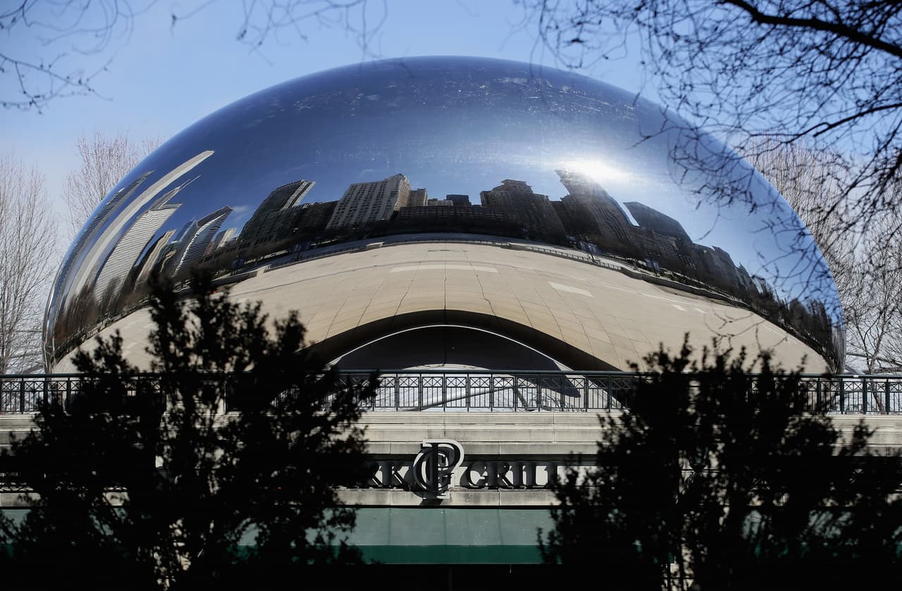 La escultura "Cloudgate", también conocida como "The Bean", está cerrada al público en Millennium Park a lo largo de la avenida Michigan hasta nuevo aviso durante por la orden de las autoridades estatales de quedarse en casa para evitar la propagación del
<a href="https://www.univision.com/temas/coronavirus">coronavirus</a>.