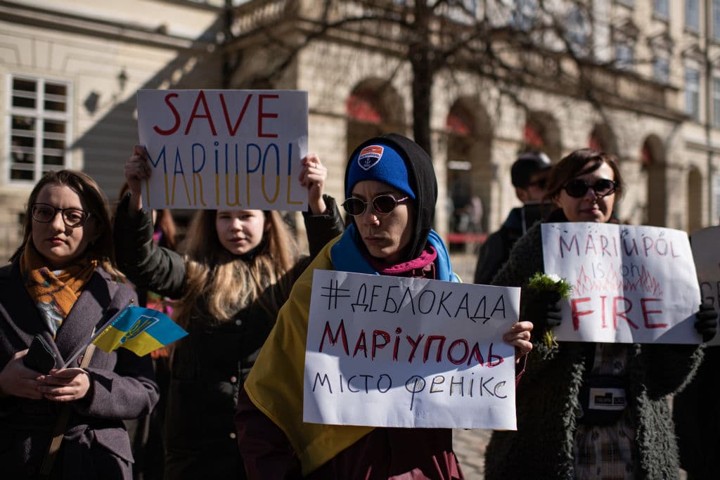 Ucranianos en Lviv toman parte en una movilización para llamar la atención del mundo para que brinde más apoyo a Mariupol. Ocurrió este sábado 19 de marzo de 2022.