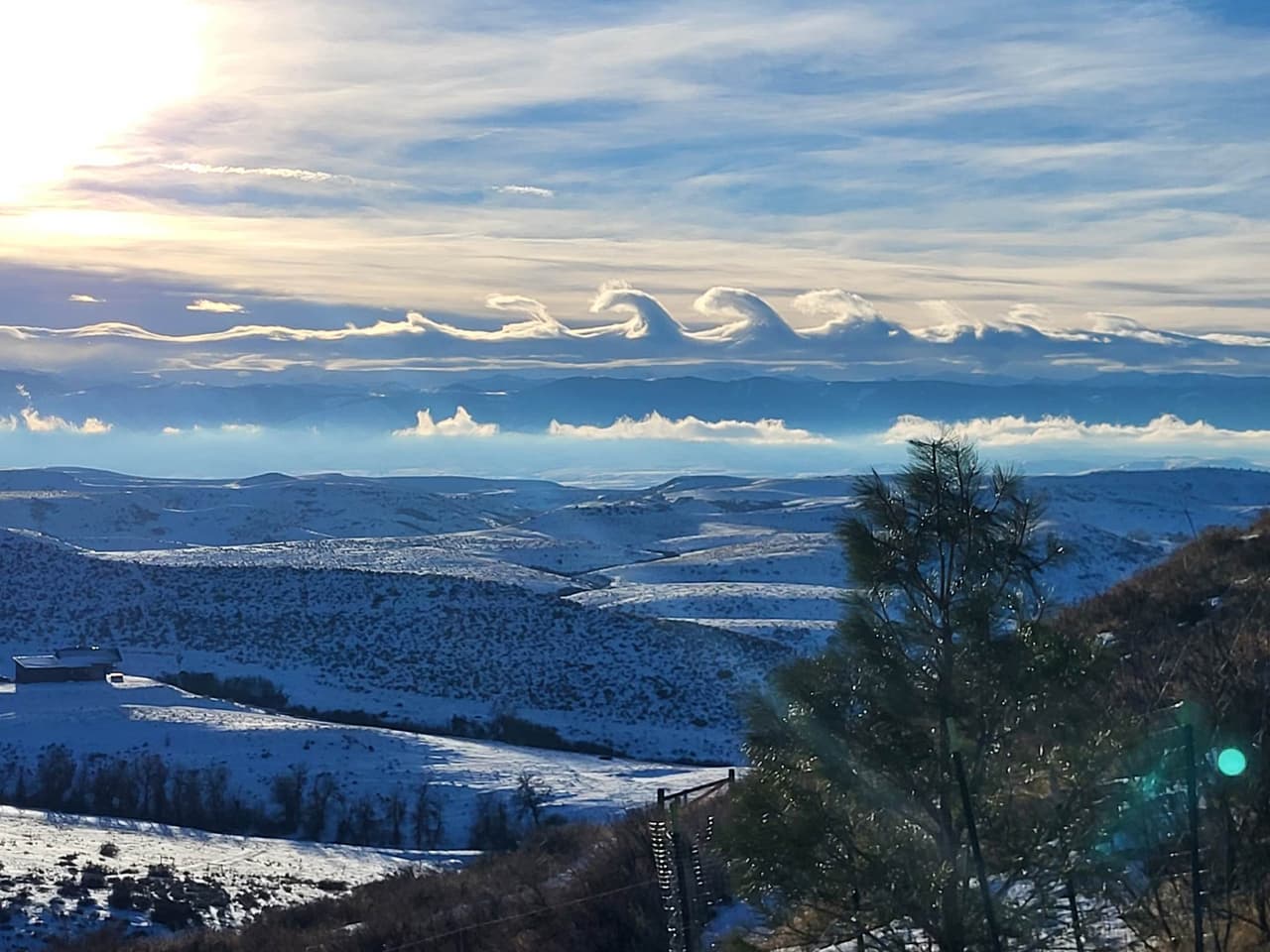 Parece el oleaje en un mar picado, pero son nubes ondulantes. La imagen fue captada este martes sobre las montañas Bighorn, desde la ciudad de Shridan, Wyoming.