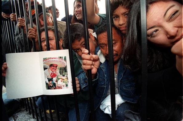 Mientras él recibía el homenaje, sus fans gritaban sin c´ésar, "¡Viva El Rey!", alrededor de la cuadra en el 6160 del bulevard de Hollywood en Los Ángeles.