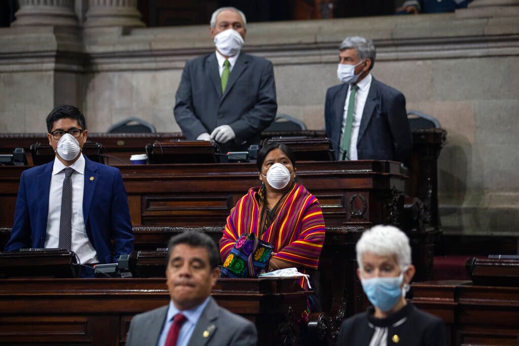 Legisladores con mascarillas como medida de precaución contra la propagación del COVID-19, durante una sesión del Congreso en la Ciudad de Guatemala, el 18 de marzo.