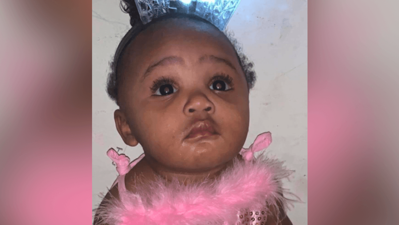 Dentro del Toyota, estaba la bebé de un año, identificada por el forense como Jamyah Harris, la niña fue llevada al Hospital Stroger donde fue declarada sin vida.