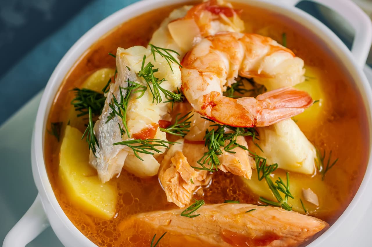 <b>Bullabesa</b>
<br>
<br>
<b>Origen: Francia</b>
<br>
<br>Este estofado tradicional de pescadores del mediterráneo se convirtió en un ícono culinario de la ciudad de Marsella. Su caldo toma el sabor del azafrán, aceite de oliva, hinojo, ajo y tomate, junto a pescados y mariscos frescos.
<br>
<br>Para garantizar la calidad de esta sopa, los cocineros locales indican que la receta auténtica debe incluir al menos cuatro tipos de frutos del mar diferentes.
<br>