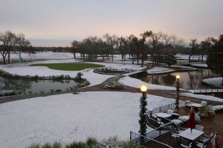 Muchos aprovecharon el raro evento para tomarse fotos, jugar con la nieve y construir el tradicional muñeco navideño.