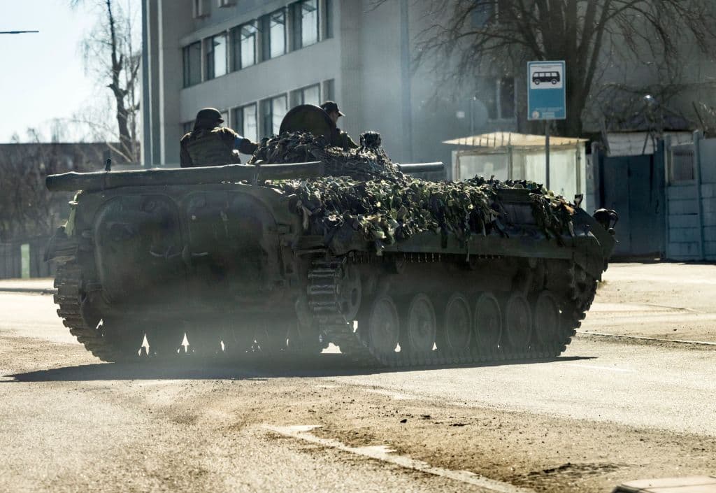 Un tanque ucraniano circula por una calle de Kiev.