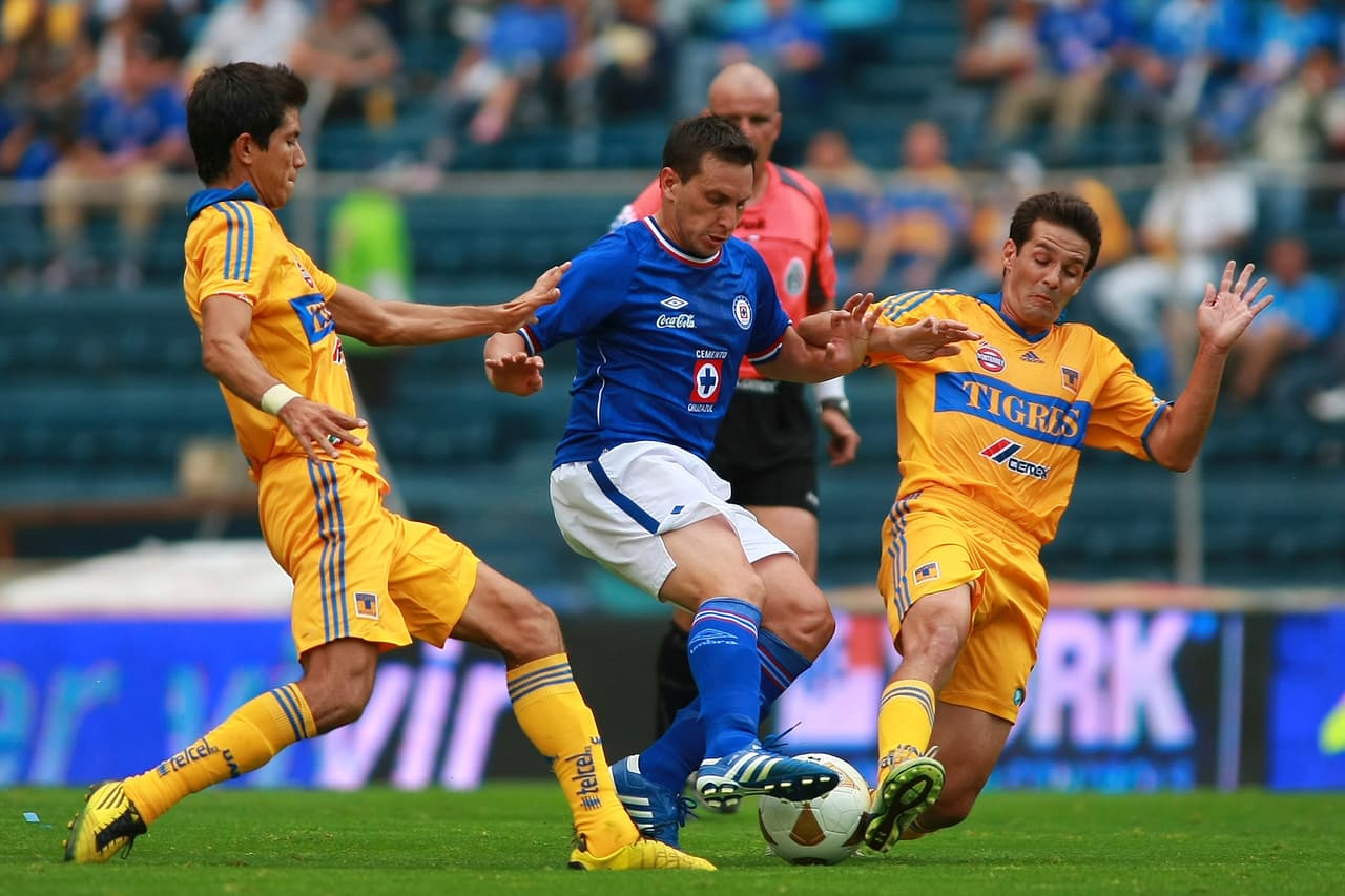 Giménez llegó al equipo en el que dejaría su huella más profunda como persona y como futbolista. En 2010 empezó su aventura con el Cruz Azul, club en el que de inmediato empezó a ser un ídolo.