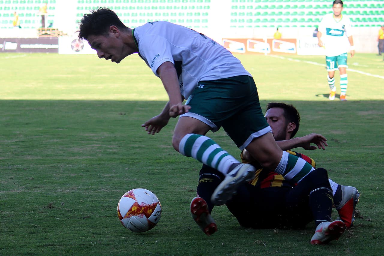 <b>Lobos BUAP: </b>Óscar Macías (izq.)