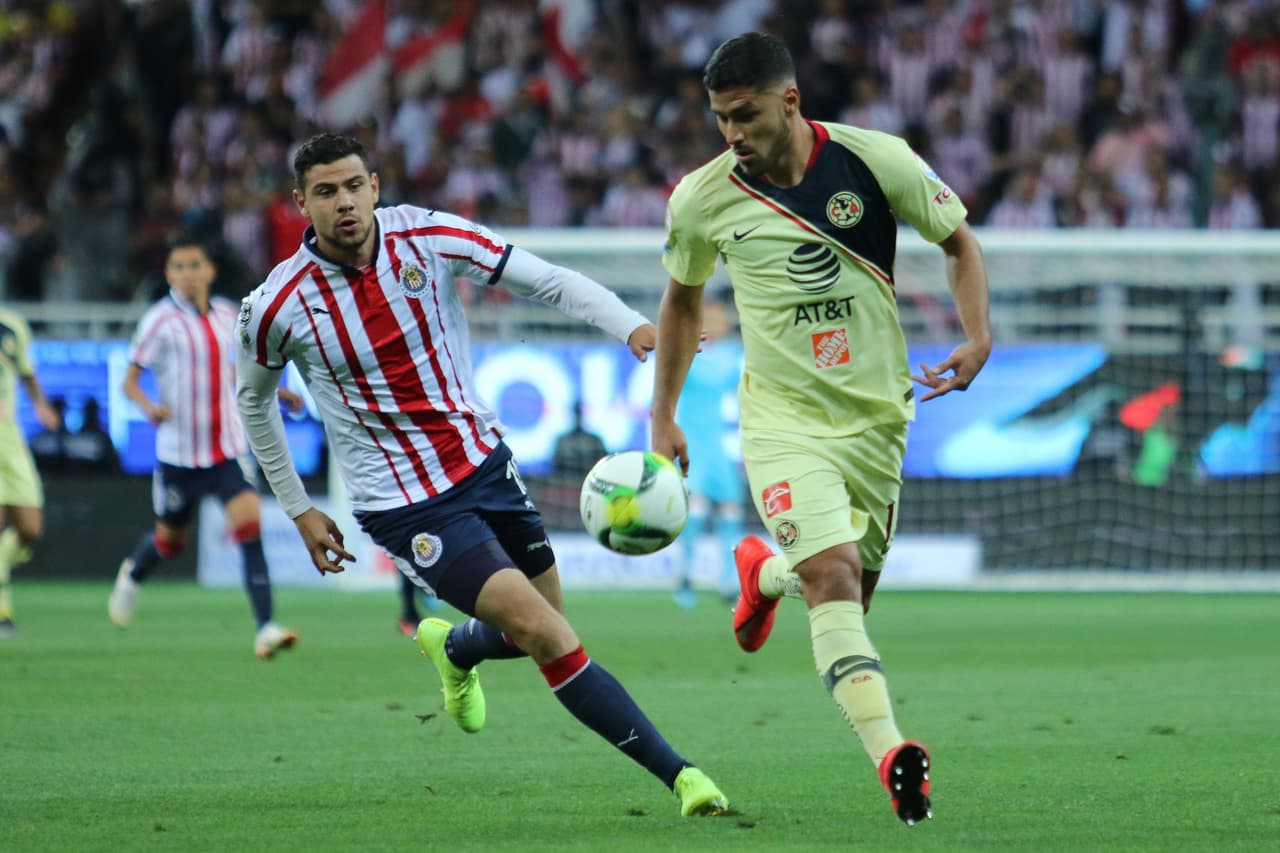 El América se hizo al balón para aprovechar la superioridad numérica, generando el "ole" en las tribunas del Estadio Akron.