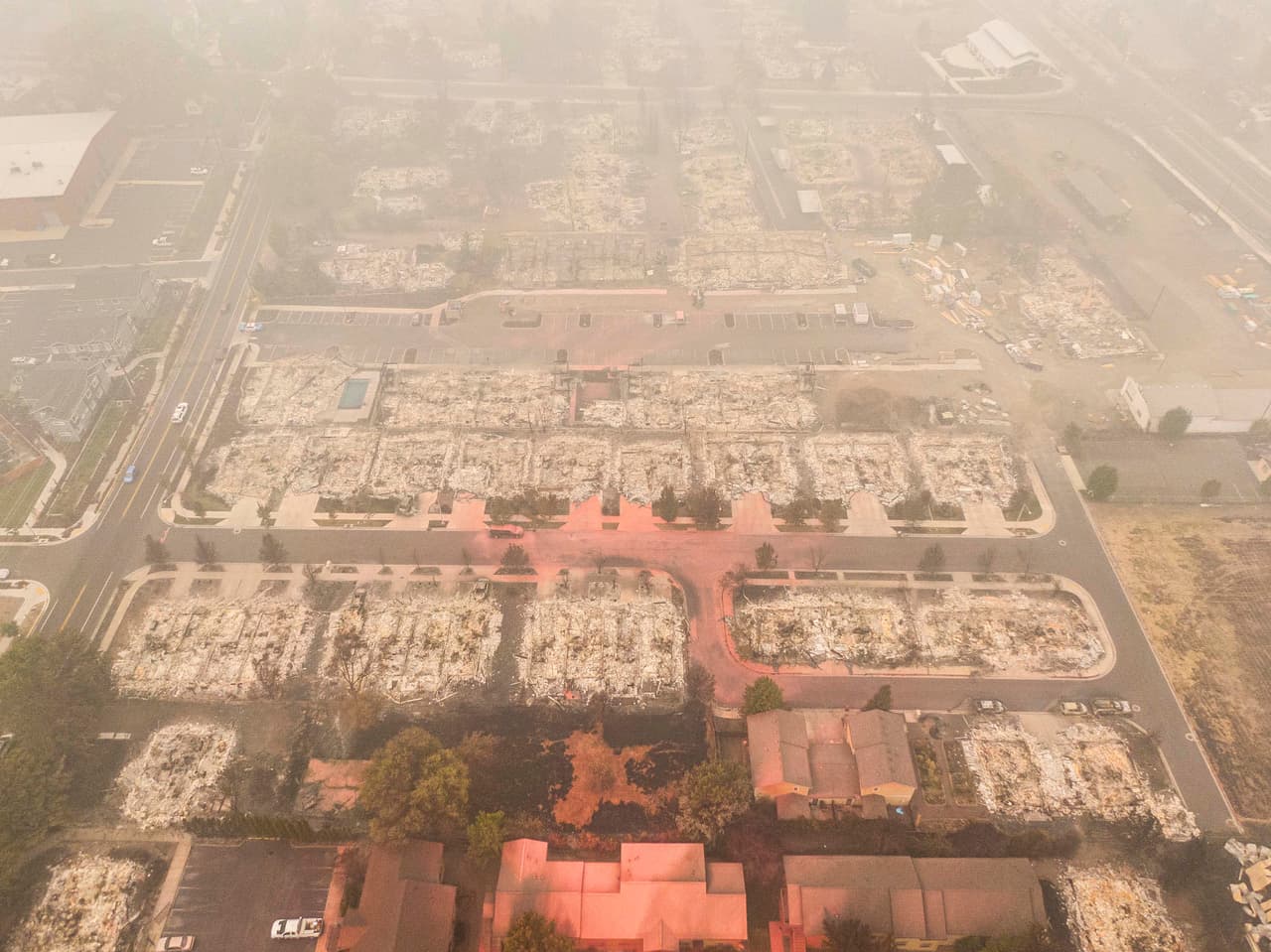 <b>Incendios históricos en la Costa Oeste.</b> Los fuegos rompieron récords en California, Washington y Oregon este año. La foto es una vista aérea de Talent, Oregon, destruida por el fuego Alameda. 15 de septiembre.