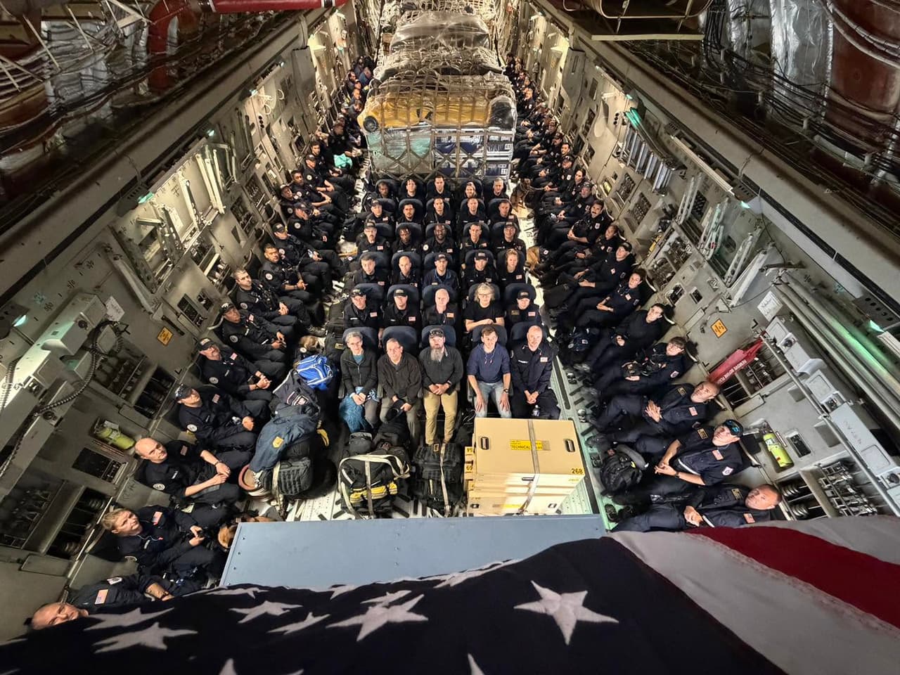 <b>El equipo Virginia Task Force 1 (USA-1)</b> fue uno de los primeros contingentes de Estados Unidos en desplegarse para participar en la búsqueda de sobrevivientes. La misión fue confirmada por el secretario de Estado,
<b>Marco Rubio</b>, quien señaló que la
<b>prioridad es localizar personas atrapadas entre los escombros.</b>