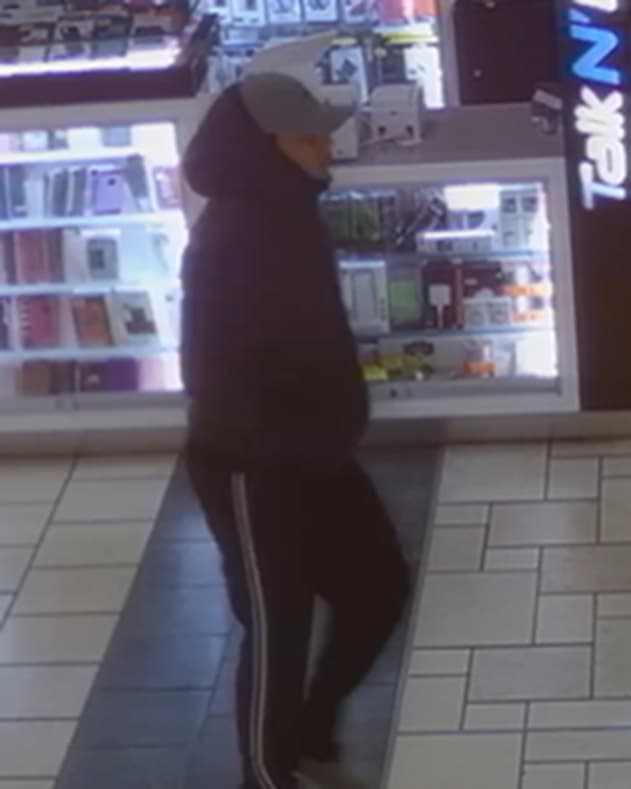 Los cuatro sospechosos huyeron inmediatamente del centro comercial. Tres horas después, y a 75 millas hacia el oeste,
<a href="https://www.univision.com/local/san-francisco-kdtv/robo-a-joyeria-revive-los-temores-de-un-tiroteo-en-centro-comercial-de-milpitas">se reportó un crimen parecido en un centro comercial de Milpitas.</a>