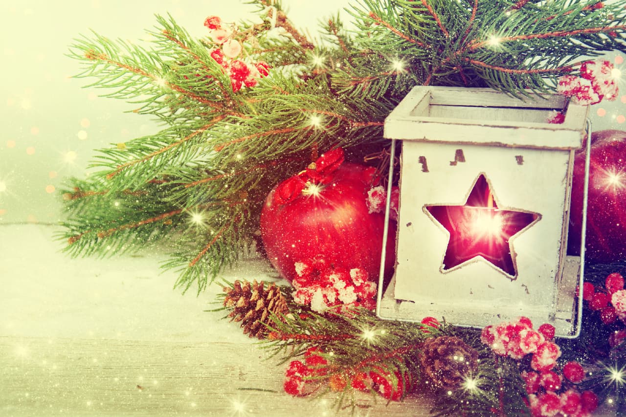 ¡O de recuerdos! Piensa qué original puede verse un árbol de Navidad decorado con fotografías de la familia de tipo Polaroid. Escoge varias de fiestas pasadas, de cuando los niños todavía eran bebés o ni habían nacido. ¡Les encantará ver los recuerdos colgados!