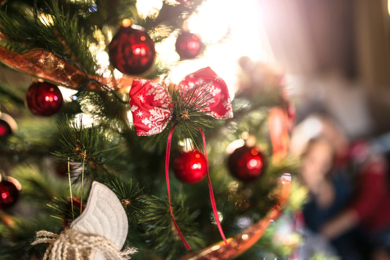 ¿Quieres que tus adornos ocupen poco espacio? Utiliza ‘washi tape’ para hacer figuras navideñas en las paredes o ventanas. Es otra manera muy original de decorar tu casa, cuando no tienes mucho lugar. ¿Qué tal?