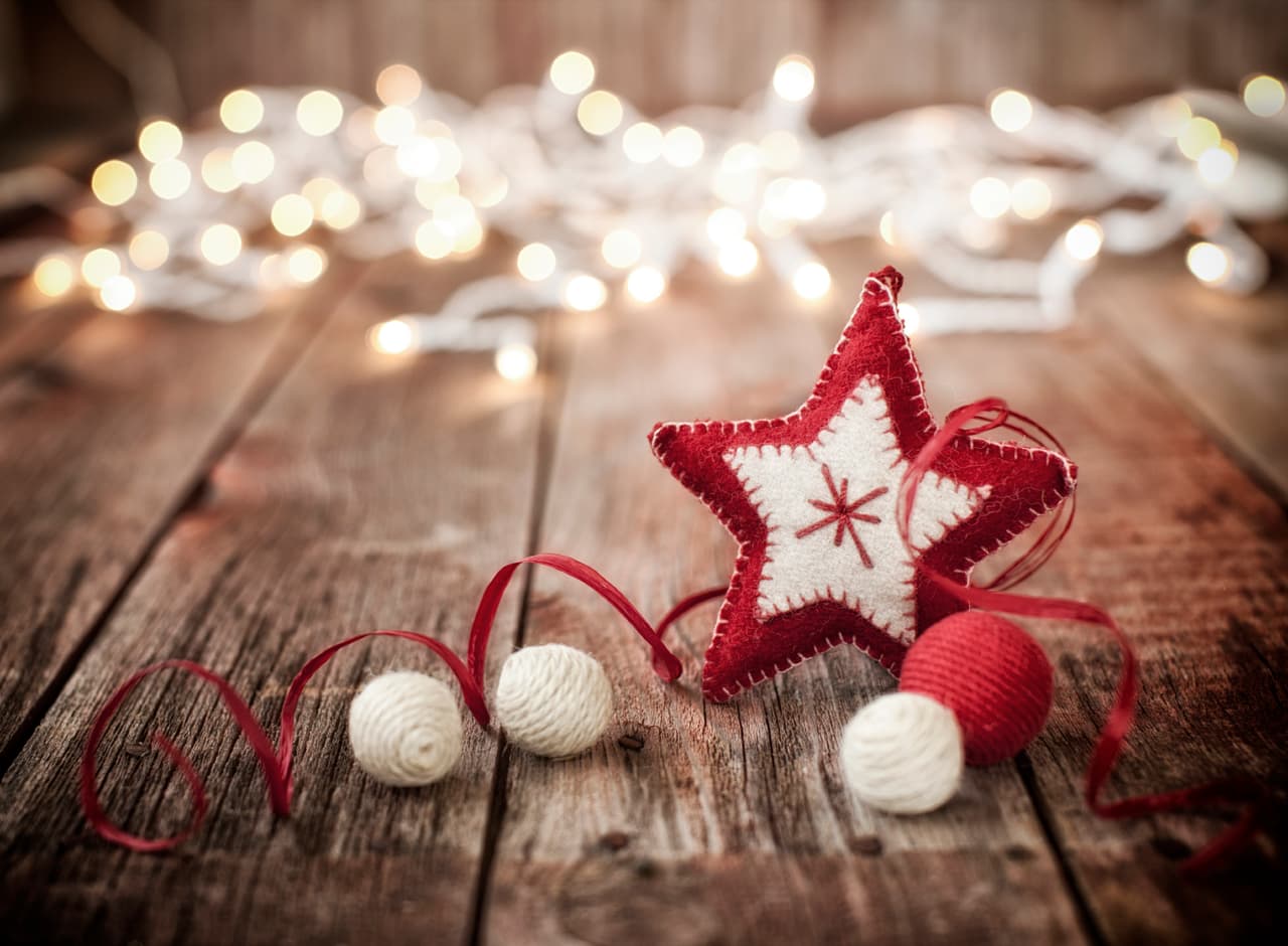 ¿No tienes arbolito? ¡No importa! Arma una pirámide con todos tus libros y colócales una hilera de luces LED alrededor. Ya verás cómo todos quedan encantados al ver tu creativo pino navideño.