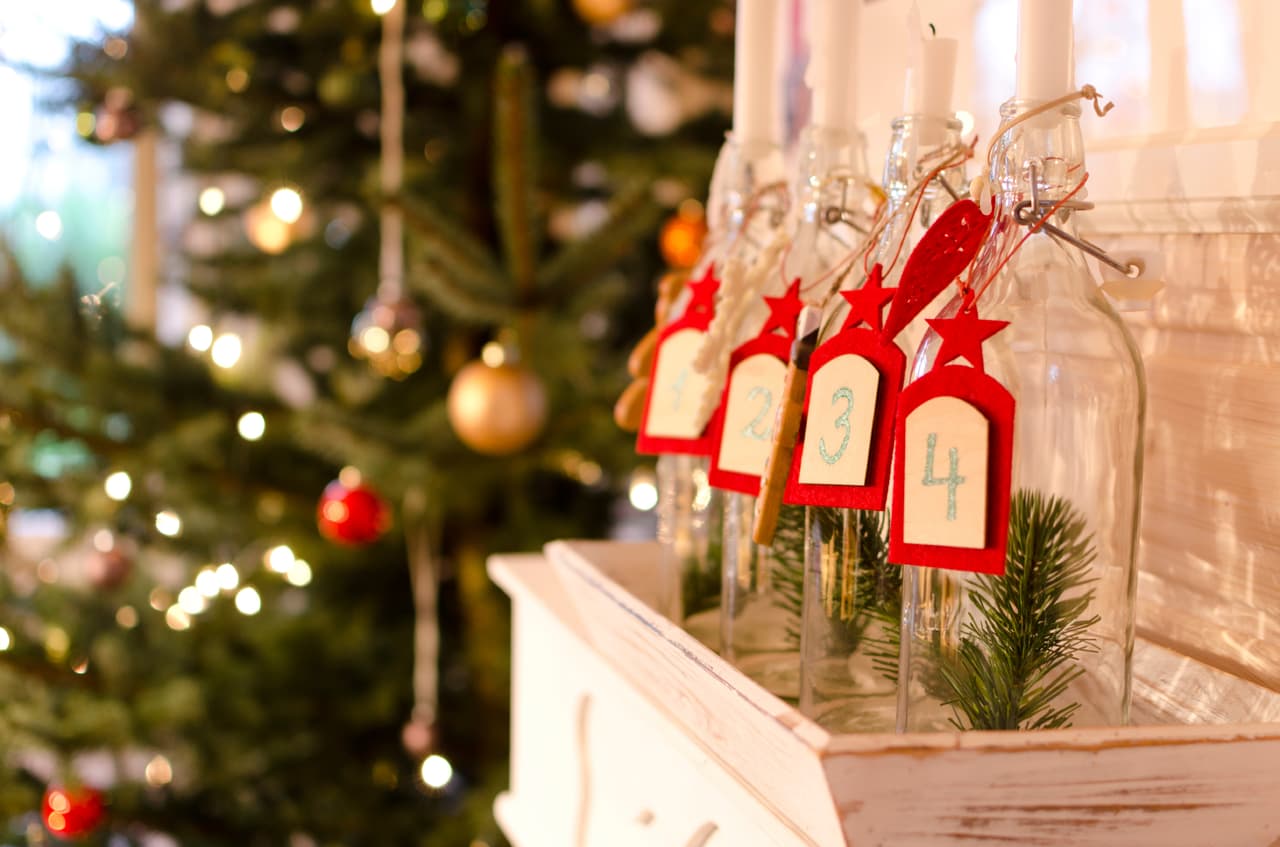 Aprovecha los frascos. Adhiéreles una puntilla alrededor de la punta y luego ata encima un trozo de hilo sisal. Rellénalos con una base de sal gruesa y ponles una vela.