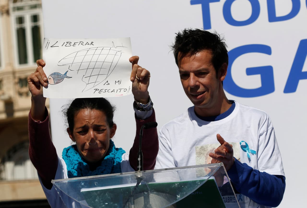 <b>Una desaparición que movilizó a miles de personas. </b>Patricia Ramírez y Ángel Cruz, los padres de Gabriel, quienes no están en una relación sentimental, muestran un cartel durante una protesta el 9 de marzo en Almería, al sur de España. Reclamaban el regreso a casa de su hijo, que más tarde fue encontrado muerto.