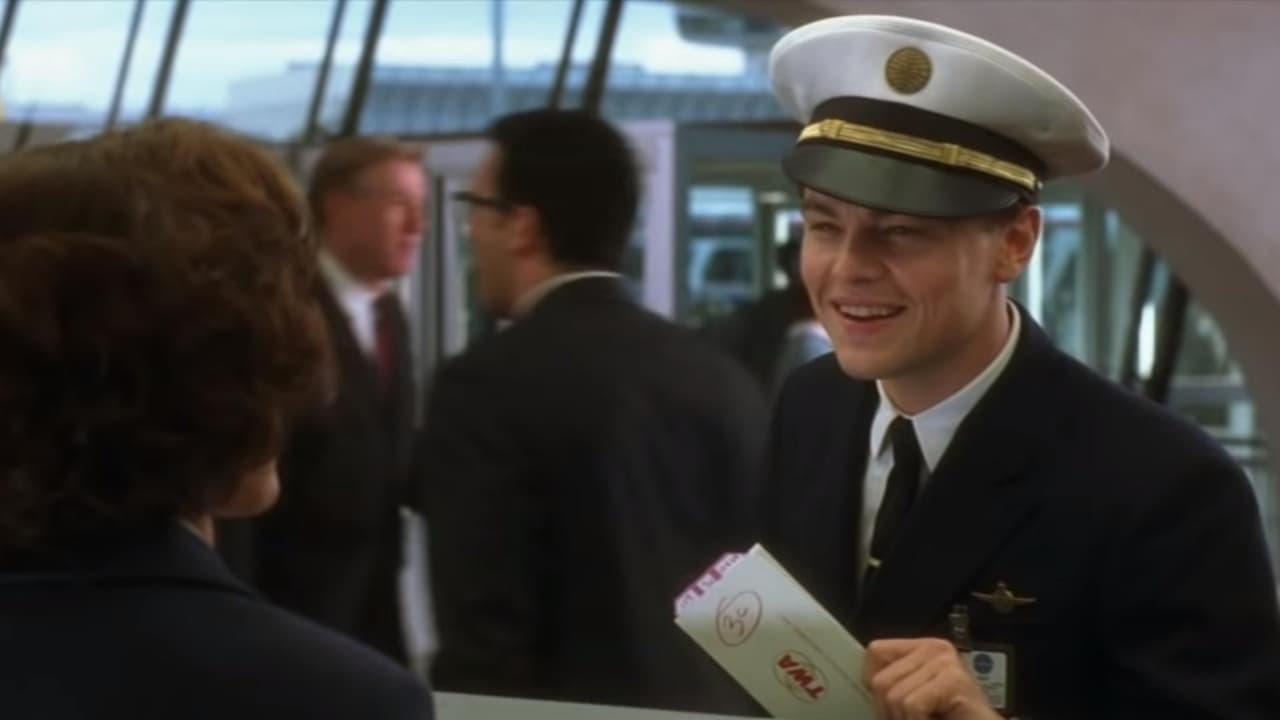 Leonardo DiCaprio como el estafador Frank Abagnale Jr.