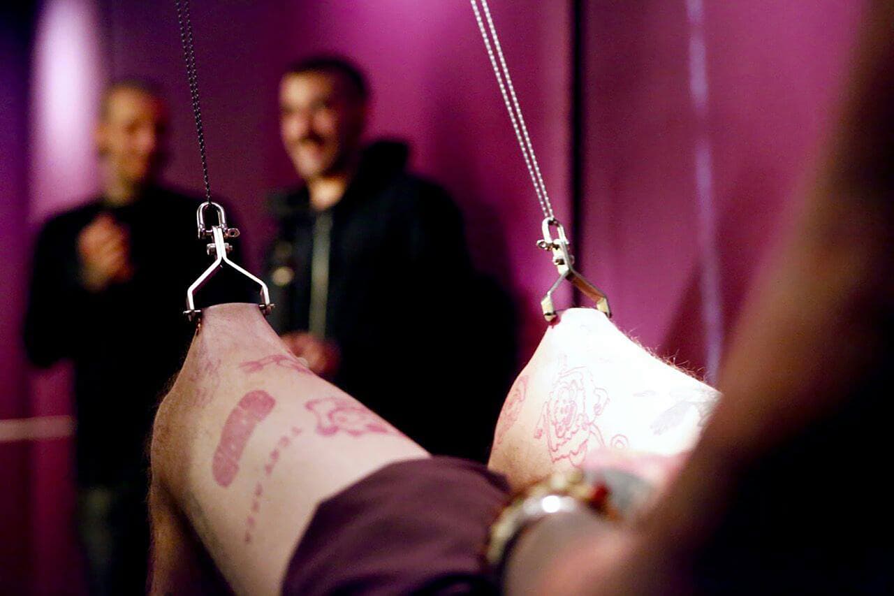 Entre los afectados se encuentra un joven de 16 años que sintió un vahído y al caerse al suelo se hizo una herida leve en la cabeza.
<br>