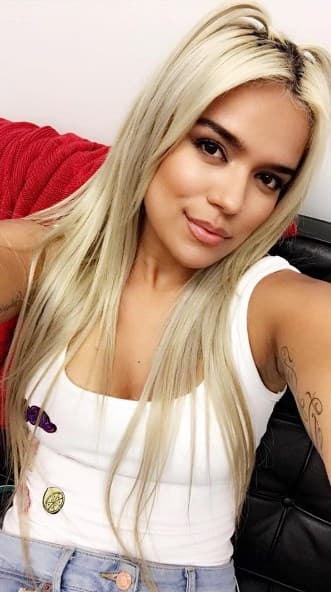 ¡Súper coqueta! Las mini coletas le dan un toque muy divertido al peinado de Karol G.