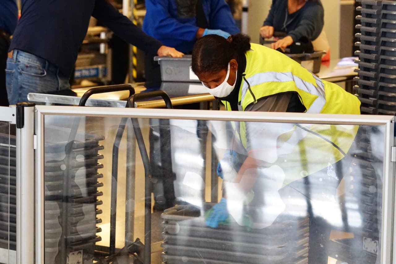 Desde que llega el proceso de registro es sin contacto, además cada empleado debe usar mascarilla y hay paneles de plexiglás.
<br>