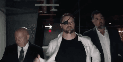 El congresista republicano
<b>Dan Crenshaw </b>(al centro,
<a href="https://www.univision.com/local/atlanta-wuvg/elecciones-estados-unidos-2020/congresista-texas-the-avengers-georgia-senado">en una imagen de un anuncio</a> en que llama al voto republicano en las elecciones de enero en Georgia al estilo de The Avengers) se limitó a anunciar que Biden es presidente electo, de acuerdo con el
<a href="https://www.texastribune.org/2020/12/15/texas-republicans-joe-biden/" target="_blank"><i>Texas Tribune</i></a>. Crenshaw, del distrito 2 (Houston), es uno
<a href="https://www.supremecourt.gov/DocketPDF/22/22O155/163550/20201211132250339_Texas%20v.%20Pennsylvania%20Amicus%20Brief%20of%20126%20Representatives%20--%20corrected.pdf" target="_blank">de los 126 republicanos en la Cámara de Representantes</a> que apoyaron la demanda de Texas que buscaba que la Corte Suprema invalidara 10.4 millones de votos por correo, sin presentar prueba alguna de un supuesto "fraude".