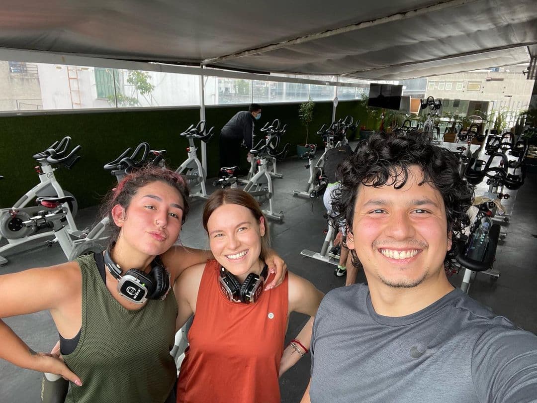 Romina Marcos, por su parte, expresó en un par de mensajes lo feliz que está por su hermano mayor y su cuñada.